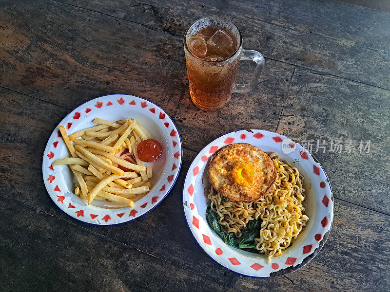 供应炒面、鸡蛋、薯条和冰鲜茶。Mi Goreng Telur, Kentang Goreng Dan Es Teh。食物和饮料菜单。
